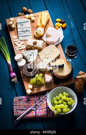 Käseplatte, Cheddar, Tête de Moine, Gorgonzola, Ziegenkäse, Schafskäse, Butter, Käse, Weichkäse, Frischkäse mit Nussbaum, Pfeffer Käse, Käse, Gouda, Parmesan Stockfoto