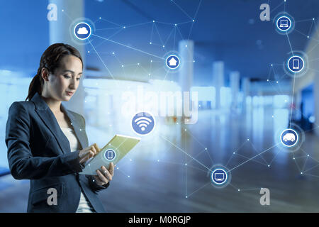 Junge Frau mit Tablet PC und Internet der Dinge Konzept. smart City. Drahtlose Kommunikation Netzwerk. abstract mixed Media. Stockfoto