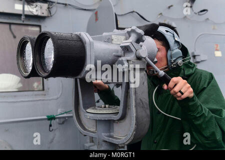 SOUTH CHINA SEA (Jan. 1, 2018) Seaman Mason Hicken, von Parker, Colo., steht auf der Brücke Flügel des amphibious Transport dock Schiff USS San Diego LPD (22). San Diego, Teil der Amerika amphibischen bereit, Gruppe, mit Eingeschifft 15 MEU, arbeitet in der Indo-Asia - Pacificregion Partnerschaften zu stärken und dienen als ready-Response Force für jede Art von Kontingenz. (U.S. Marine Stockfoto