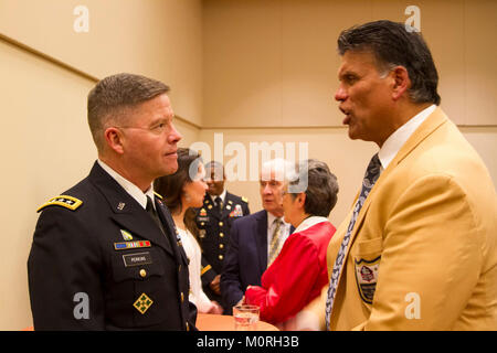 Gen. David G. Perkins, kommandierender General der US-Armee, Ausbildung und Lehre Befehl, Gespräche mit der Pro Football Hall of Fame eingezogenes Anthony Munoz, an der Rezeption und Veranstaltungsräume für die US-Armee All-American Bowl Awards 2018 zeigen Jan. 5, 2018, in der Lila Cockrell Theater in San Antonio, Texas. Die Auszeichnungen zeigen präsentiert unzählige Auszeichnungen und besondere Anerkennungen sowohl für die US-Armee - amerikanischer Fußballspieler und Bandmitglieder, in der US-Armee Spieler des Jahres gipfelte. (U.S. Armee Stockfoto