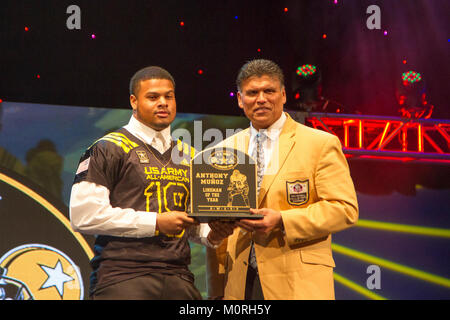 Xavier Thomas, defensive Lineman und Schüler von IMG Academy, Bradenton, Fla., empfängt die Anthony Munoz Lineman des Jahres aus der Pro Football Hall of Fame eingezogenes des gleichen Namens bei der US-Armee All-American Bowl Awards 2018 zeigen Jan. 5, 2018, in der Lila Cockrell Theater in San Antonio, Texas. Die Auszeichnungen zeigen präsentiert unzählige Auszeichnungen und besondere Anerkennungen sowohl für die US-Armee - amerikanischer Fußballspieler und Bandmitglieder, in der US-Armee Spieler des Jahres gipfelte. (U.S. Armee Stockfoto