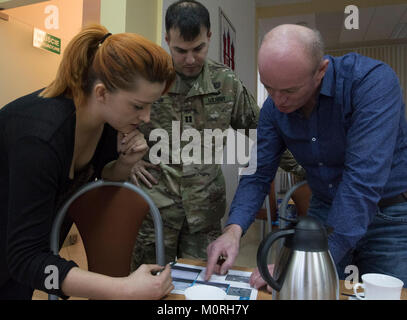Malgorzata Sobolewska (links), einen Dolmetscher mit Battle Group Polen, und Kapitän Kevin Nahe (rechts), an die 407 zivilen Angelegenheiten Bataillon zugeordnet, beantworten die Bedenken einer lokalen Grundbesitzer in Bezug auf die bevorstehende Bull Run III Übung in Kasinka mala, Polen, Jan. 5, 2018. Diese Soldaten sind ein Teil der einzigartigen, multinationalen Battle Group, bestehend aus USA, Großbritannien, Kroatischen und Rumänische Soldaten dienen, die mit der polnischen 15 mechanisierte Brigade als Abschreckung Kraft im Nordosten Polens in der Unterstützung der NATO-Präsenz verstärkt nach vorne. (U.S. Armee Stockfoto