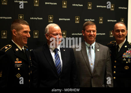 Sgt. Maj. der Armee Daniel Dailey (links), verbringt Zeit mit pensionierten Sergeants Major (von links Mitte) Jack Tilley und Kenneth Preston, der 12. und 13. Sergeants Major der Armee, sowie Command Sgt. Maj. David Davenport, Ausbildung und Lehre Befehl Senior Berater angeworben, nach einem Führer Panel über Angelegenheiten der Armee im Grand Hyatt Hotel in San Antonio, Texas, als Teil der US-Armee All-American Bowl 2018 Woche Jan. 6, 2018. Das Gremium abdeckt, was es braucht, um eine US-Armee Soldat zu sein, wo die Armee heute geleitet wird, die zukünftigen Bedürfnisse der Nation zu erfüllen, und w Stockfoto