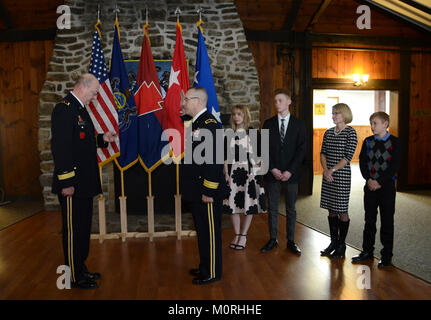 Generalmajor Andrew Schafer, Jr., Kommandierender General, 28 Infanterie Division, verwaltet den Amtseid nach Brig. Gen. Stephen Radulski, Assistant Division Commander, zu manövrieren, während seiner Promotion Zeremonie am Fort Indiantown Gap, Pa am 31.01.6 statt. Stockfoto