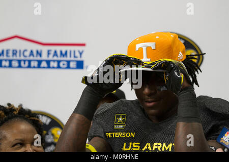 J.J. Peterson, ein Athlet von Colquitt County High School in Norman Park, Ga, wählt die Universität von Tennessee als seine Hochschule Durch Überstreifen seinen Hut in den US-Armee All-American Bowl Jan. 6, 2018, in San Antonio, Texas. Die all-american Bowl ist der Nation premier High School Football Spiel und dient als der überragende Startrampe für Amerikas Zukunft Hochschule und nationale Fußball-Stars. (U.S. Armee Stockfoto
