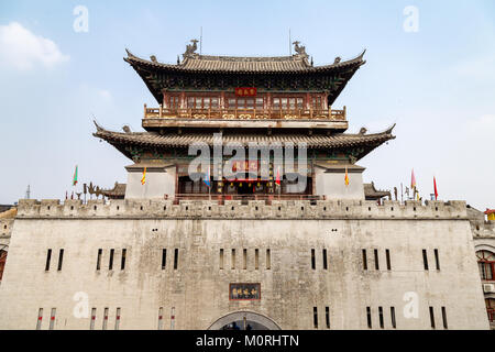 Juli 2016 - Luoyang, China - Blick auf lijing Tor, das die festen Eingang in die Altstadt von Luoyang Stockfoto