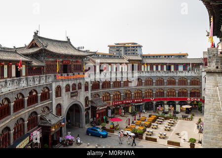 Juli 2016 - Luoyang, China - lijing Tor von innen gesehen, Luoyang, China Stockfoto