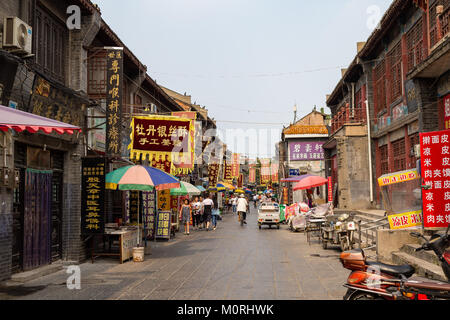 Juli 2016 - Luoyang, China - Die kleine Straße, die durch die antike Stadt Luoyang läuft Stockfoto