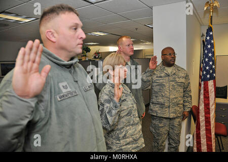 Mitglieder der 127 Flügel wieder in der Michigan Air National Guard bei Selfridge Air National Guard Base, Mich., Nov. 6, 2018 gewinnen. Im vergangenen Jahr gab es 280 enlistments und Re-enlistments in der Michigan Air National Guard hier. (U.S. Air National Guard Stockfoto