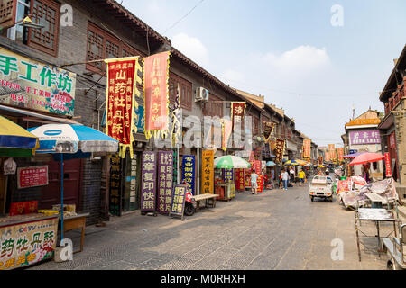 Juli 2016 - Luoyang, China - Die kleine Straße, die durch die antike Stadt Luoyang läuft Stockfoto