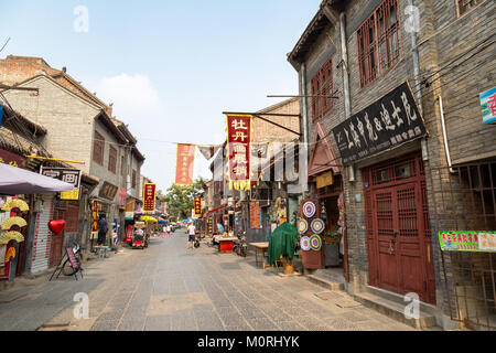 Juli 2016 - Luoyang, China - Die kleine Straße, die durch die antike Stadt Luoyang läuft Stockfoto