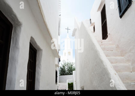 Kirche in der weißes traditionelles kleines Dorf Binibequer Vell in Menorca, Balearen, Spanien. Stockfoto