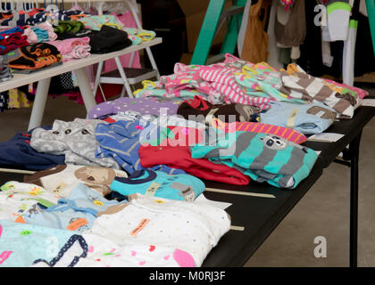 Schlafanzug bunte Kinder ein vorstädtisches Yard Sale Stockfoto