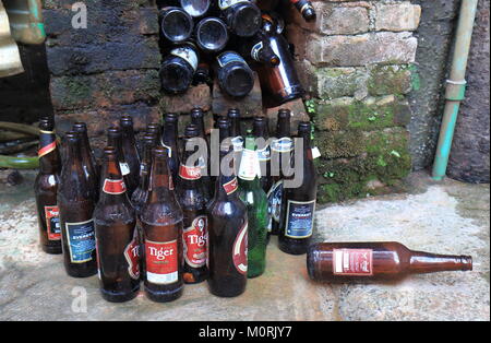 Leere Bierflasche auf der Straße in Kathmandu Nepal abgereist. Stockfoto