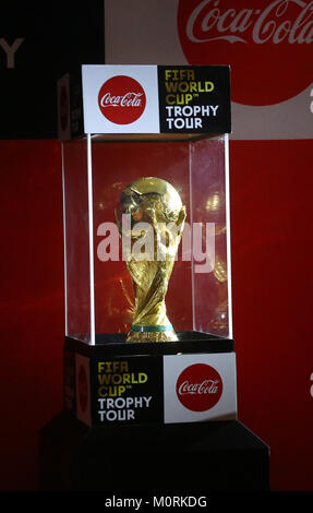 Colombo, Sri Lanka. 24 Jan, 2018. Eine Zeremonie, die Ankunft der 2018 FIFA World Cup Sieger der Kennzeichnung. Die FIFA World Cup Trophy Tour werden 91 Städte besuchen, in 51 Ländern. Credit: Musthaq Thasleem/Pacific Press/Alamy leben Nachrichten Stockfoto