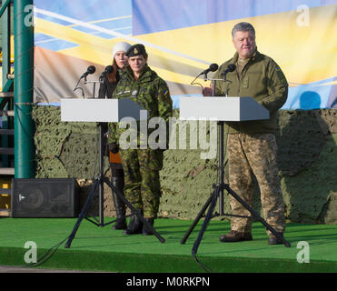 Yavoriv, Ukraine - der ukrainische Präsident Petro Poroschenko und Julie Payette, der Generalgouverneur von Kanada Adressen eine Gruppe von US-, Ukrainisch und kanadische Soldaten während einer Zeremonie an der Yavoriv Combat Training Center (CTC) Hier 14.01.18. Während der Zeremonie Poroschenko präsentiert Ukrainische Soldaten mit Auszeichnungen für hervorragenden Service, während Payette die laufenden internationalen militärischen Zusammenarbeit an den CTC gelobt. (U.S. Armee Stockfoto