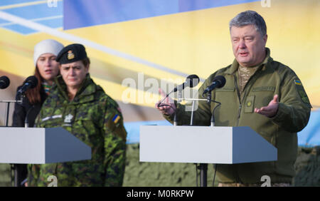 Yavoriv, Ukraine - der ukrainische Präsident Petro Poroschenko und Julie Payette, der Generalgouverneur von Kanada Adressen eine Gruppe von US-, Ukrainisch und kanadische Soldaten, während einer Zeremonie an der Yavoriv Combat Training Center (CTC) Hier 14.01.18. Während der Zeremonie Poroschenko präsentiert Ukrainische Soldaten mit Auszeichnungen für hervorragenden Service, während Payette die laufenden internationalen militärischen Zusammenarbeit an den CTC gelobt. (U.S. Armee Stockfoto