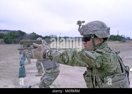 Offiziere und Unteroffiziere aus Regimental Hauptsitz und Sitz der Truppe und die Regimental Support Squadron, 3.Kavallerie Regiments, Feuer der XM 17 modulare Pistole System zum ersten Mal während einer Waffen Qualifikation Bereich Jan. 19, 2018 in Fort Hood, Texas. Die 3 Kavallerie Regiments erhielt die neue Waffen system Anfang Januar und ist einer der ersten Einheiten aktualisiert Pistole der Armee zu erhalten. Stockfoto