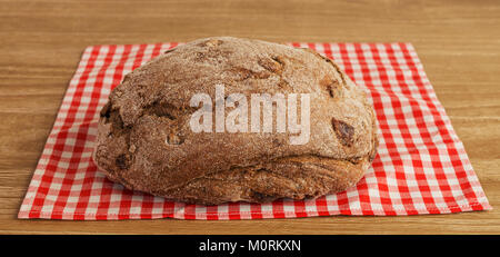 Laib saure Kirsche und Nuss Roggenbrot auf hölzernen Hintergrund Stockfoto