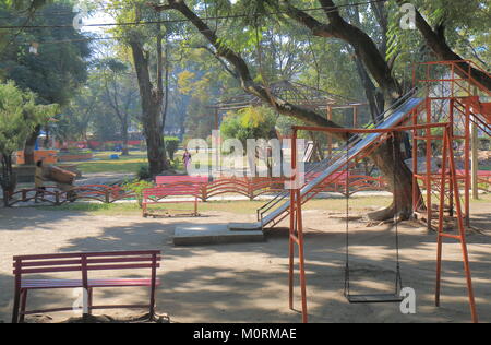 Menschen besuchen Ratna Park in Kathmandu, Nepal. Stockfoto