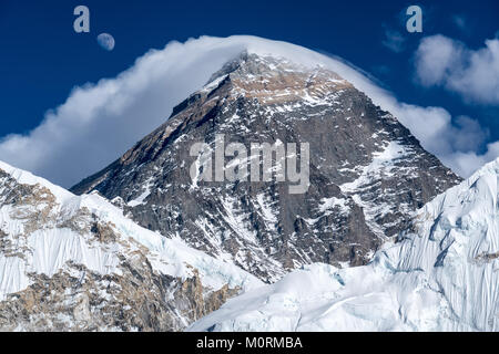 Der Mount Everest und aufgehenden Mond von Kala Patthar, Nepal gesehen Stockfoto