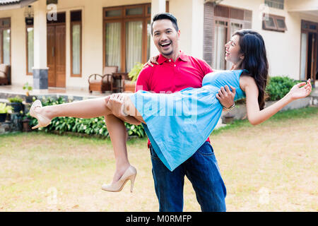 Nur verheiratete junge Mann legere Kleidung bei der Wahrnehmung seiner Stockfoto
