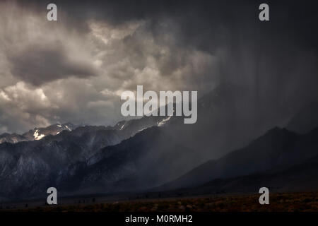 Eastern Sierra Nevada während Gewitter, Highway 395 in der Nähe von Lone Pine, Owens Valley, Inyo County, Kalifornien, USA Stockfoto