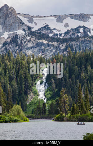 Twin Falls und Oberen Twin Lake, Mammoth Mountain Seen, Inyo National Forest, Kalifornien, USA Forest, Kalifornien, USA Stockfoto