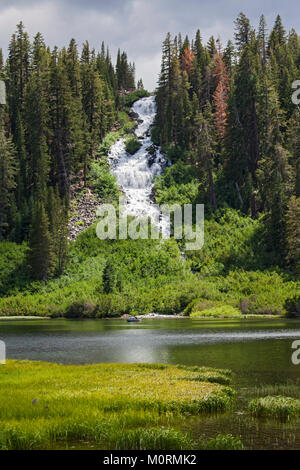 Twin Falls und Oberen Twin Lake, Mammoth Mountain Seen, Inyo National Forest, Kalifornien, USA Forest, Kalifornien, USA Stockfoto