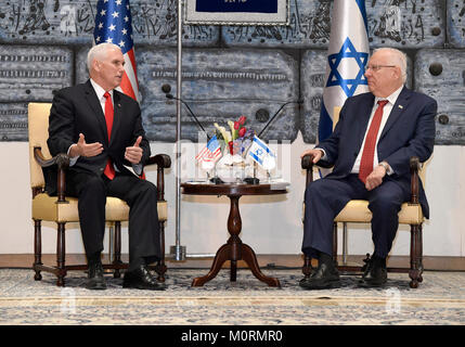 Der Vizepräsident der Vereinigten Staaten Mike Pence trifft Präsident Reuven Rivlin auf die Residenz des Präsidenten in Jerusalem, 23. Januar 2018. *** Local Caption *** סגן נשיא ארה" ב מייק פנס נפגש עם נשיא המדינה ראובן ריבלין משכן נשיאי ישראל בירושלים, 23 בינואר 2018. Stockfoto