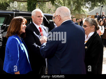 Der Vizepräsident der Vereinigten Staaten Mike Pence trifft Präsident Reuven Rivlin auf die Residenz des Präsidenten in Jerusalem, 23. Januar 2018. *** Local Caption *** סגן נשיא ארה" ב מייק פנס נפגש עם נשיא המדינה ראובן ריבלין משכן נשיאי ישראל בירושלים, 23 בינואר 2018. Stockfoto