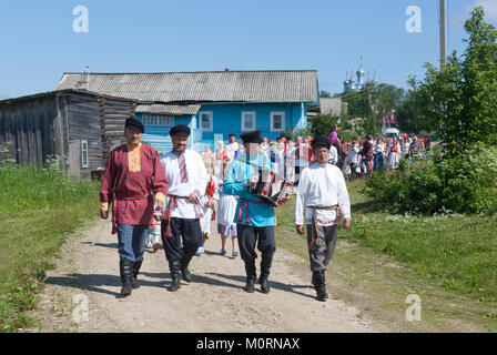 Verkhovazhsky Shelota, Bezirk, Vologda Region, Russland - 23. Juni 2013: Urlaub in der Natur. Patrozinium der Heiligen Dreifaltigkeit in der Vill Stockfoto