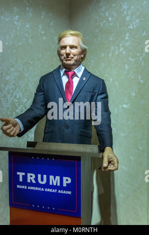 Wax Statue von Donald Trump, der 45. Präsident der Vereinigten Staaten an der Krakauer Wax Museum - Krakau, Polen. Stockfoto