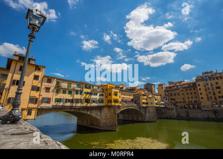 Florenz (Firenze), 28. JULI 2017 - Blick auf den Ponte Vecchio in Florenz (Firenze), Toskana, Italien. Stockfoto