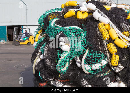 Usa, Washington, Seattle, Fisherman's Terminal, Haufen von Netzen, Mann, der Gabelstapler. Stockfoto