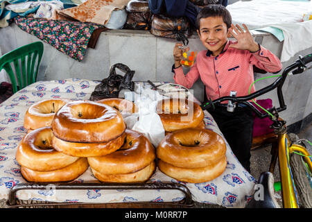 Frisch gebackenem Brot für Verkauf am Main Bazaar, Samarkand, Usbekistan Stockfoto