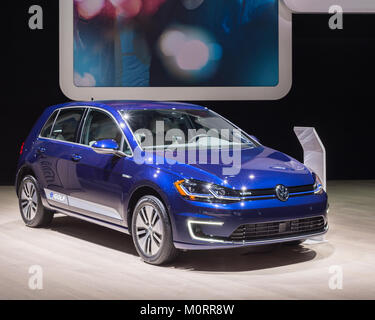 DETROIT, MI/USA - Januar 15, 2018: Ein 2018 VW eGolf SEL Premium EV Auto auf der North American International Auto Show (NAIAS). Stockfoto