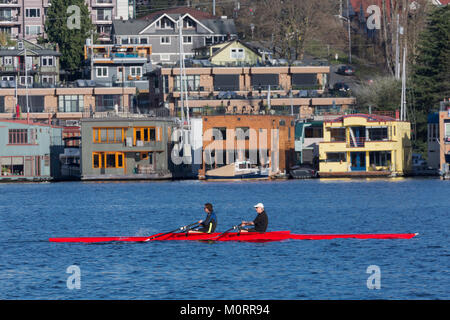 Rudern auf dem See Union mit Hausbooten in den Hintergrund, Seattle, Washington, USA Stockfoto
