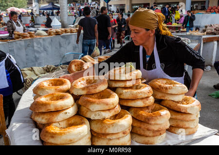 Eine usbekische Frau, die Traditionelles Brot Am Main Bazaar, Samarkand, Usbekistan Stockfoto