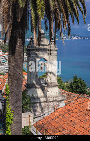 Bell der kleinen katholischen Kirche von Leopold Mandic auf Glimmer Pavlovica Quadrat auf die Altstadt von Herceg Novi in Montenegro Stockfoto