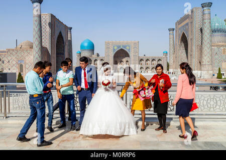 Ein junges Paar, kommen an der Registan für Ihre Hochzeit Fotos, der Registan, Samarkand, Usbekistan Komplex Stockfoto