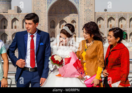 Ein junges Paar, machen Sie sich bereit zu stellen für Ihre Hochzeit Fotos Am Registan Komplexes, der Registan, Samarkand, Usbekistan Stockfoto