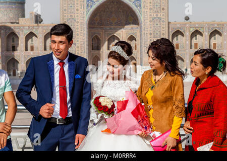 Ein junges Paar, machen Sie sich bereit zu stellen für Ihre Hochzeit Fotos Am Registan Komplexes, der Registan, Samarkand, Usbekistan Stockfoto