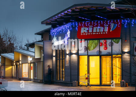 Pärnu, Estland - Dezember 13, 2017: Abendlicher Blick von Rimi Supermarkt in festlicher Abend Nacht Weihnachten Neujahr Illuminationen. Rimi Baltic ist Ma Stockfoto