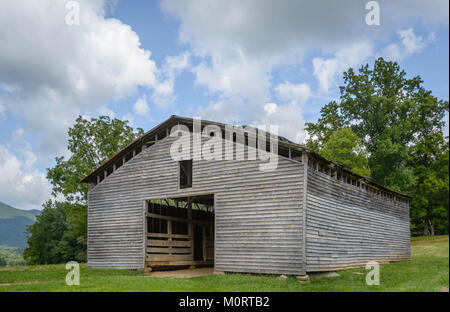 Stillgelegte frühen Pionier Holz Stall für die Viehzucht und Heu in der Great Smoky Mountains in der Nähe von Gatlinburg, Tennessee, USA verwendet. Stockfoto