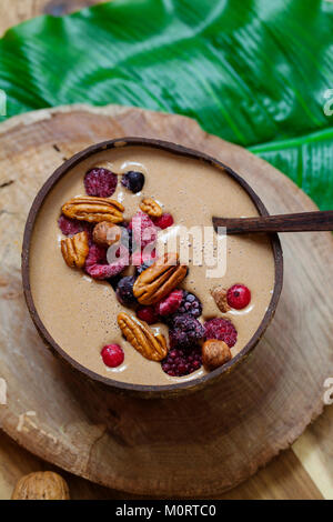 Schokolade Smoothie mit gefrorenen Beeren und Nüssen Stockfoto