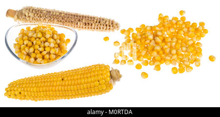 Sammlung von Objekten aus gekochten Mais. Gelbe Maiskolben und Körner auf weißem Hintergrund. Stockfoto