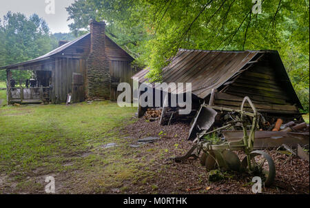 Frühe Holz- Homestead von Siedlern in der Great Smoky Mountains National Park an einem schönen Sommertag in der Nähe von Gatlinburg, Tennessee, USA. Stockfoto