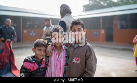 Kinder, die wir während der Lehre in Musik und Sport, Unterricht in einer ländlichen Schule außerhalb von Jaipur. Die Kinder waren sehr nett und haben ein Foto! Stockfoto