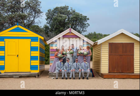 Hochzeit Party im baden Kästen auf der Dendy Street Beach an der Brighton posiert auf Port Phillip Bay, Melbourne, Australien Stockfoto